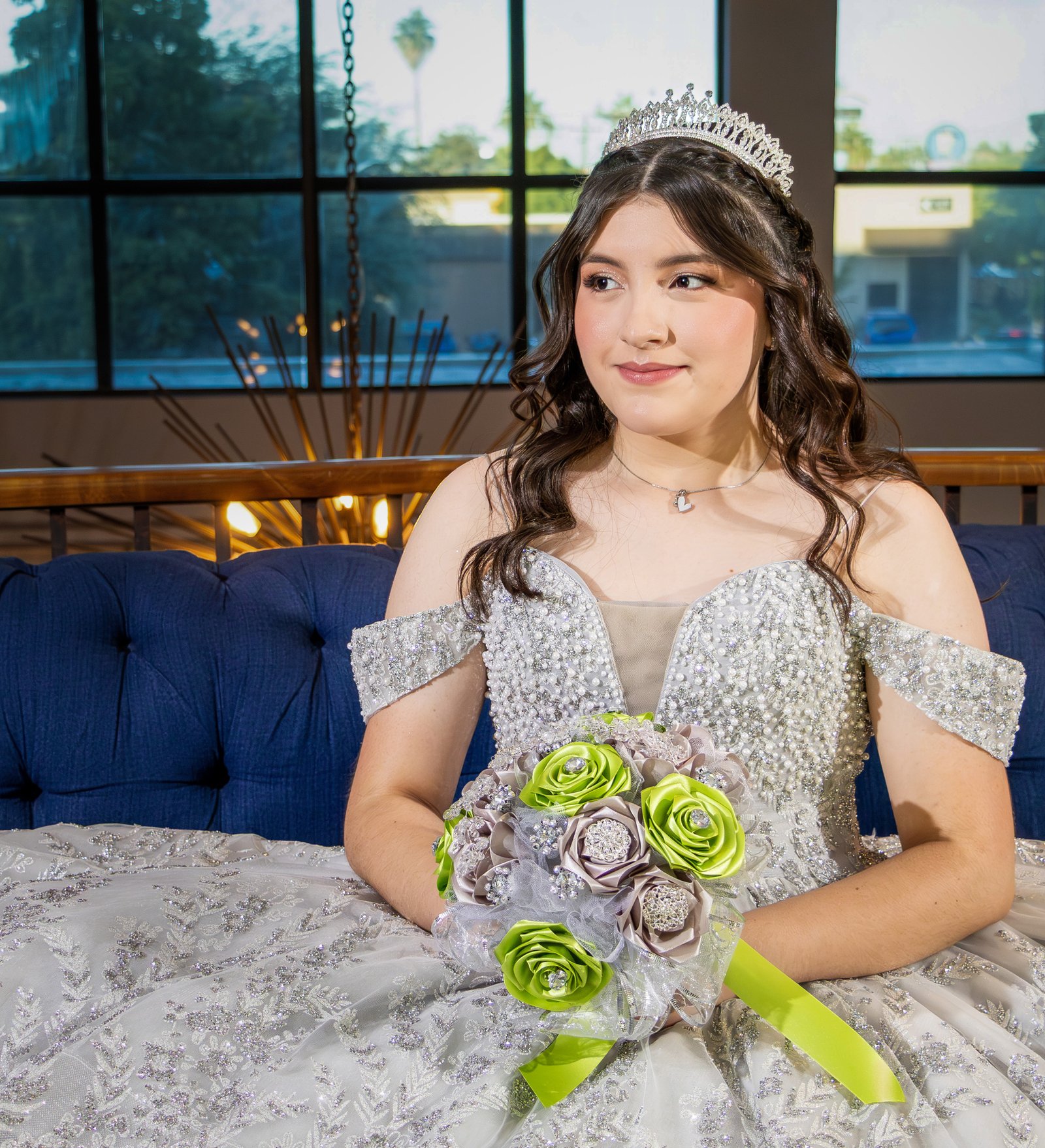 Mamá ayudando a su hija con el vestido de quinceañera en Mexicali