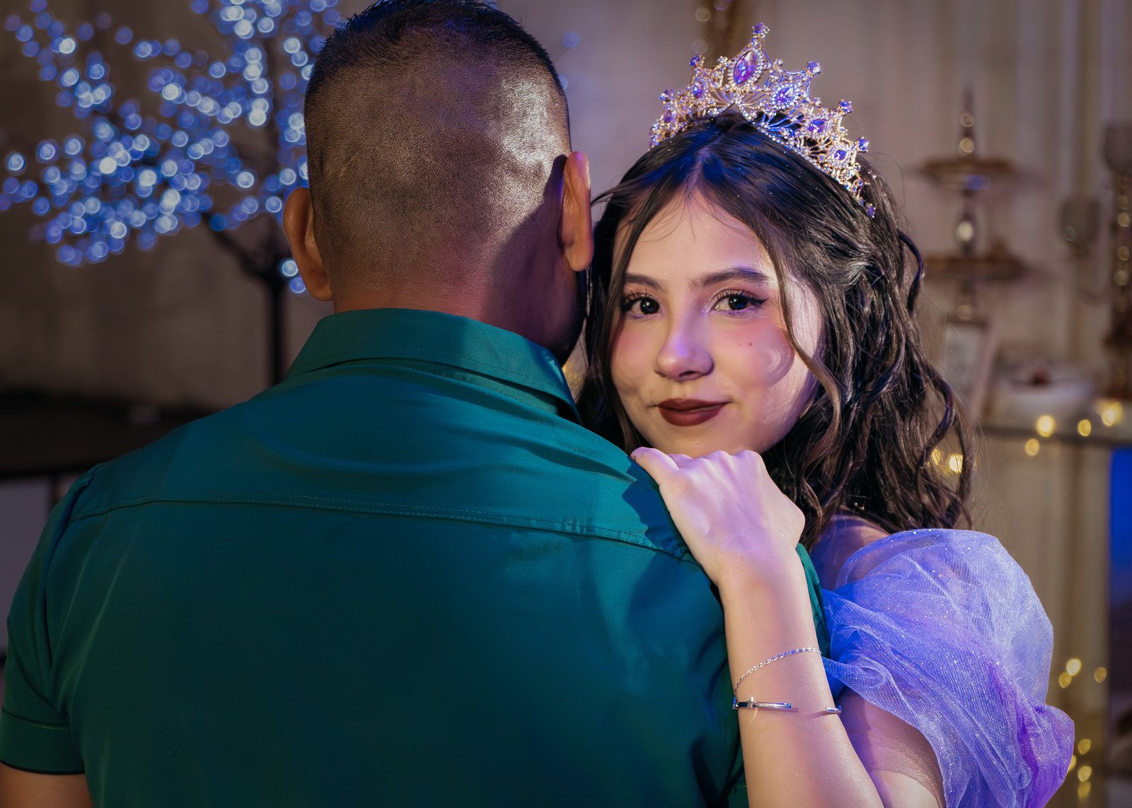 Padre orgulloso en evento formal de quince años, inversión segura en fotografía